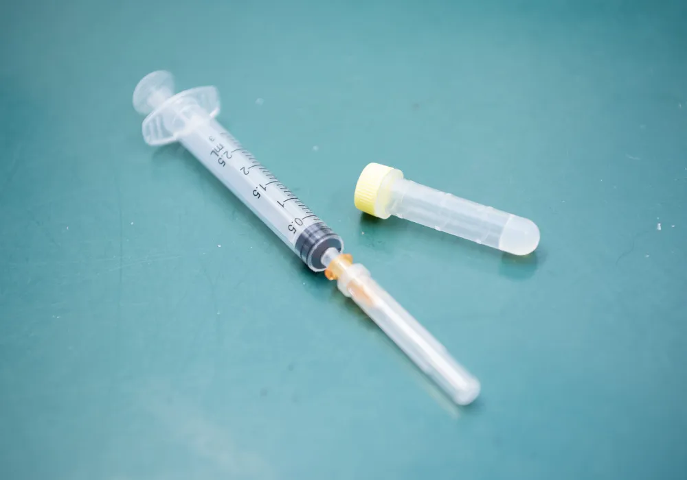 必要に応じて極細針で注射を行います。